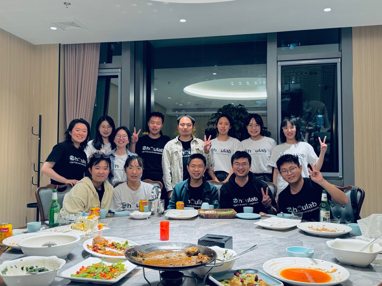 Aug 2024｜New four years' lab photo